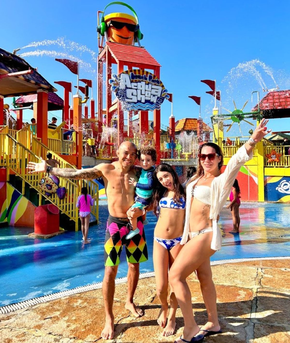 José Aldo aproveita dias de diversão em família no Beach Park