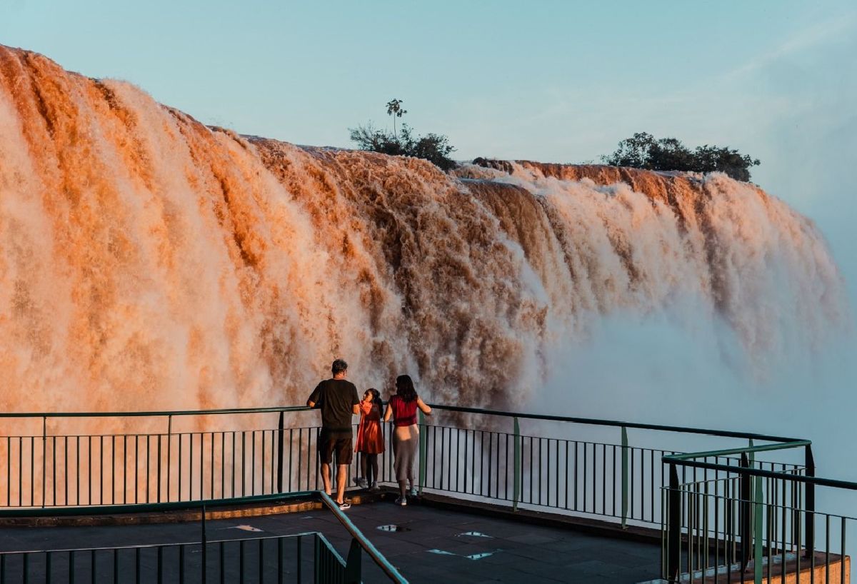 Pais moradores da região não pagam para visitar o Parque Nacional do Iguaçu no Dia dos Pais