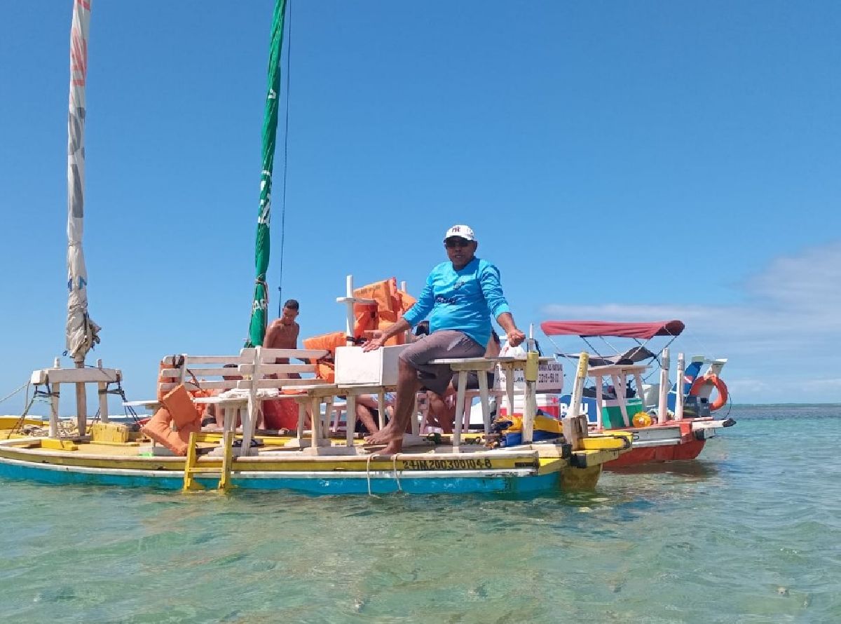 O passeio de jangada às piscinas naturais da praia de Pajuçara em Maceió é realmente uma experiência imperdível para quem visita Alagoas