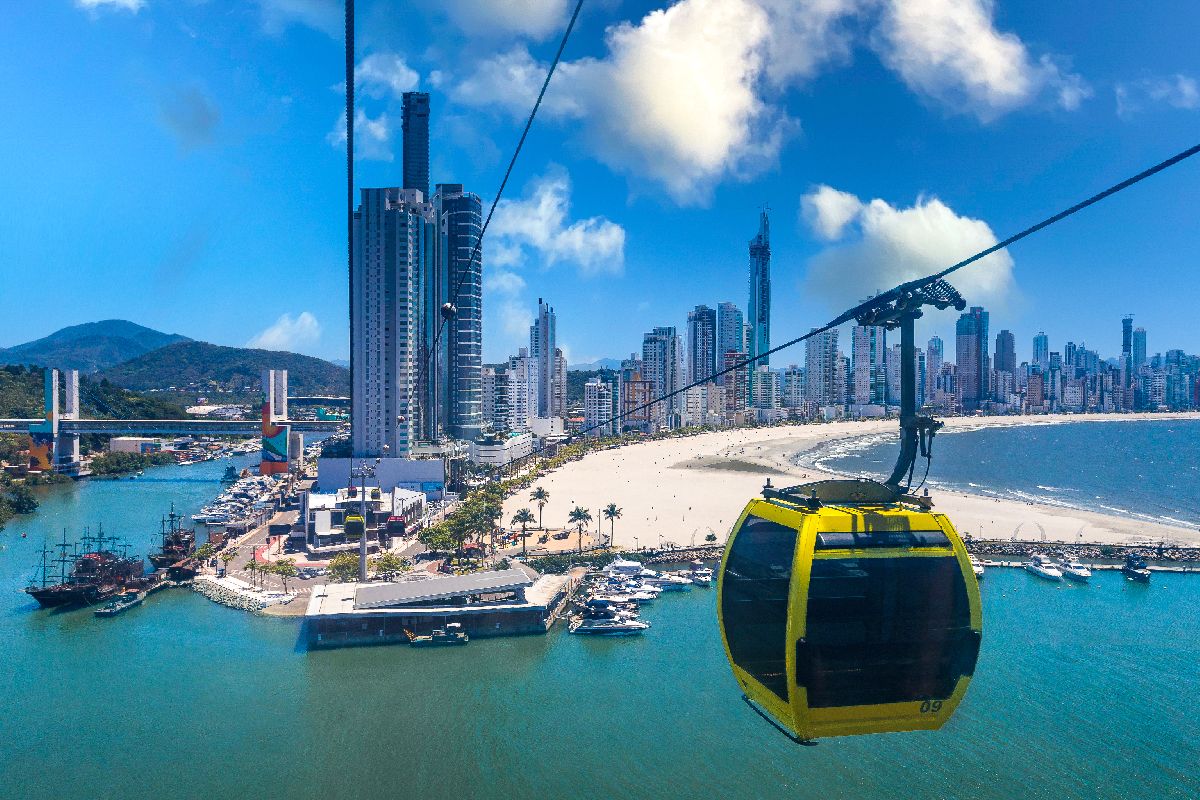 Parque Unipraias: Conectando Aventura e Natureza entre as Praias de Balneário Camboriú – O Destino Imperdível do Verão em Santa Catarina