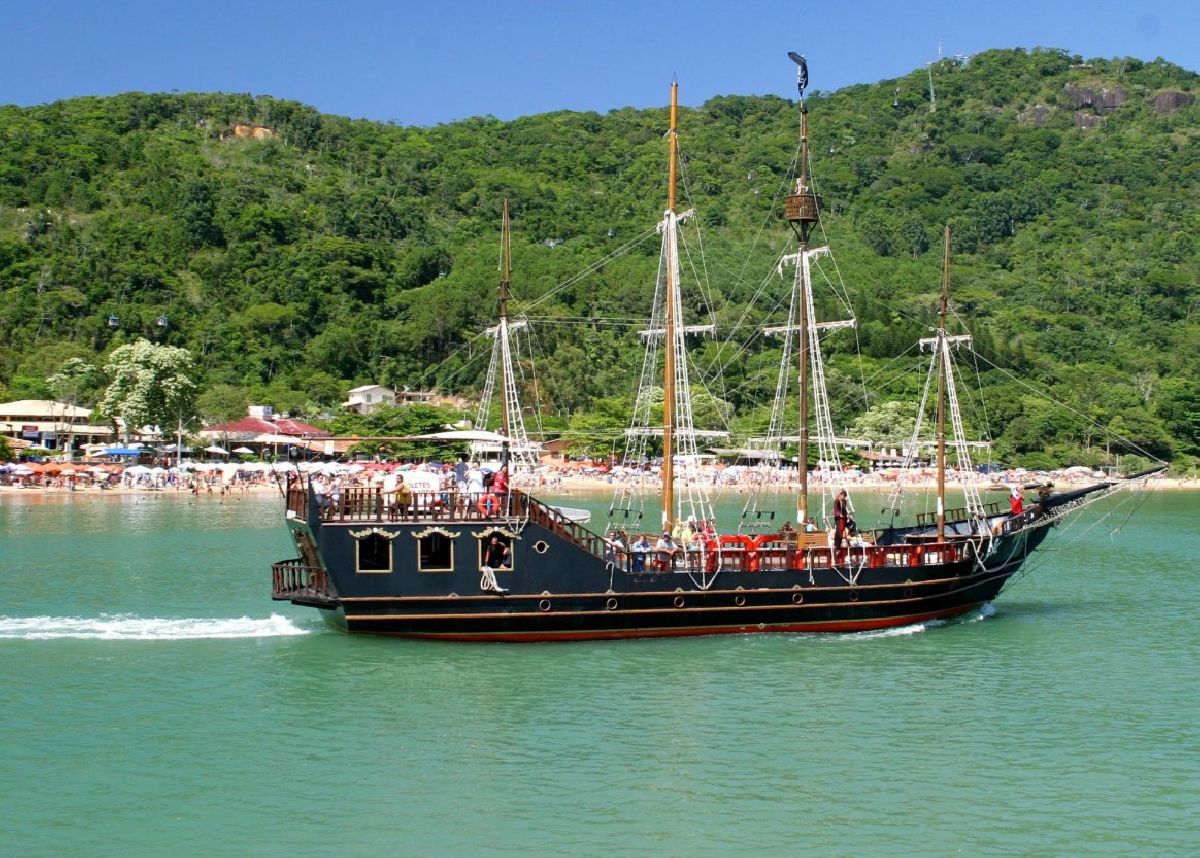 Aventuras de Verão: Embarque no Barco Pirata e descubra as deslumbrantes paisagens da orla de Balneário Camboriú até a encantadora Praia de Laranjeiras!