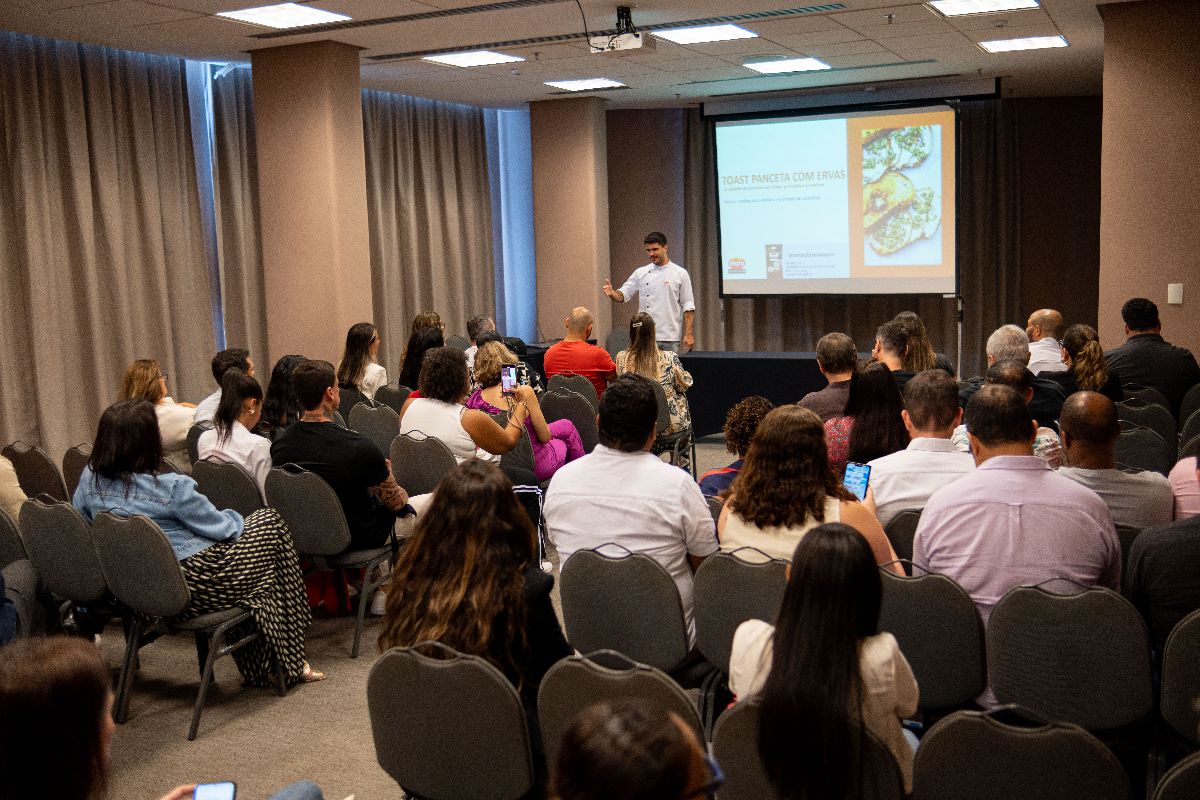 FOHB e Seara Food Solutions realizam encontro de experiência com Chef Vini Figueira para associados em Salvador