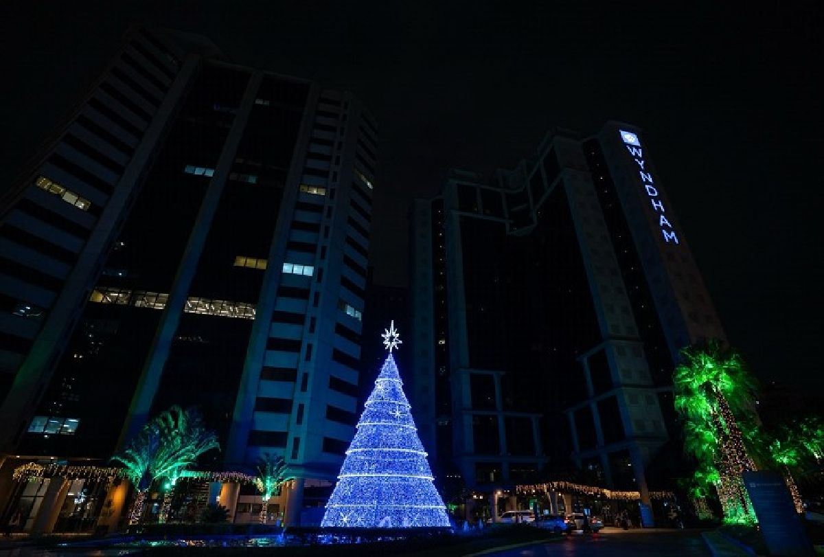 Wyndham Ibirapuera Hotel presenteia a cidade de São Paulo com Árvore de Natal Azul de 11 metros de altura