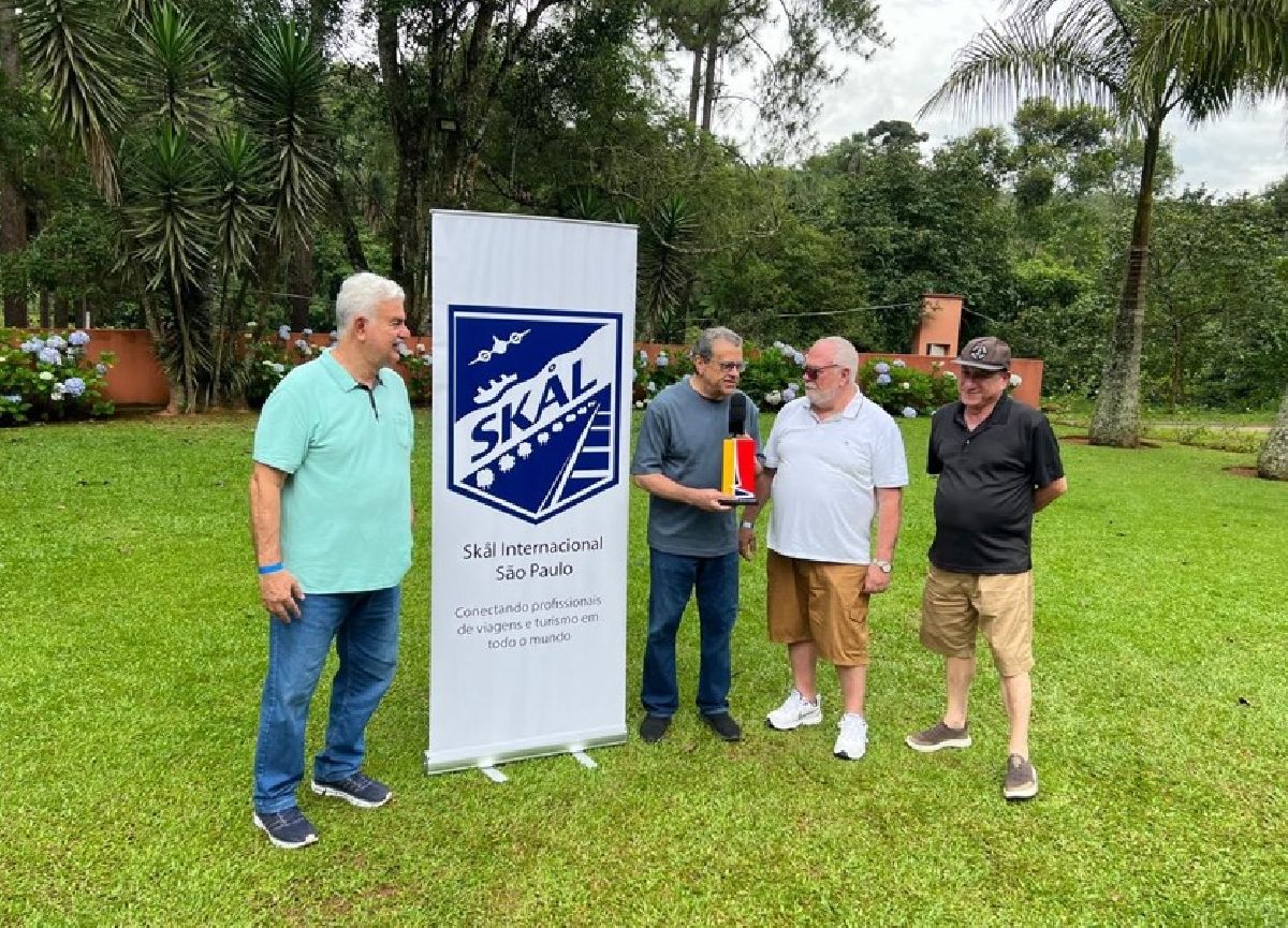 Empresário Latif Abrão Jr. recebe troféu Professor Mario Beni na confraternização da Skål Internacional São Paulo