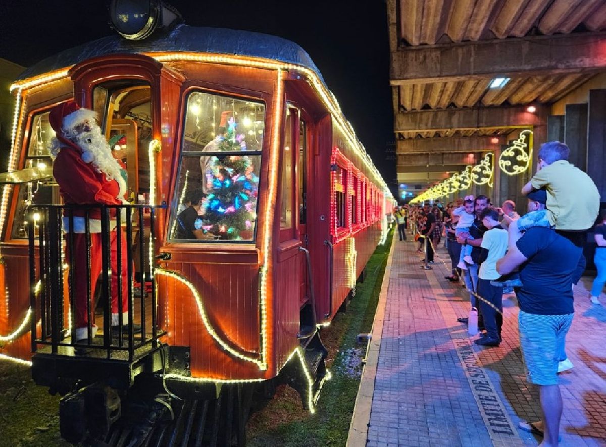 Mais de 300 pessoas acompanham a chegada da Maria Fumaça na Rodoferroviária de Curitiba