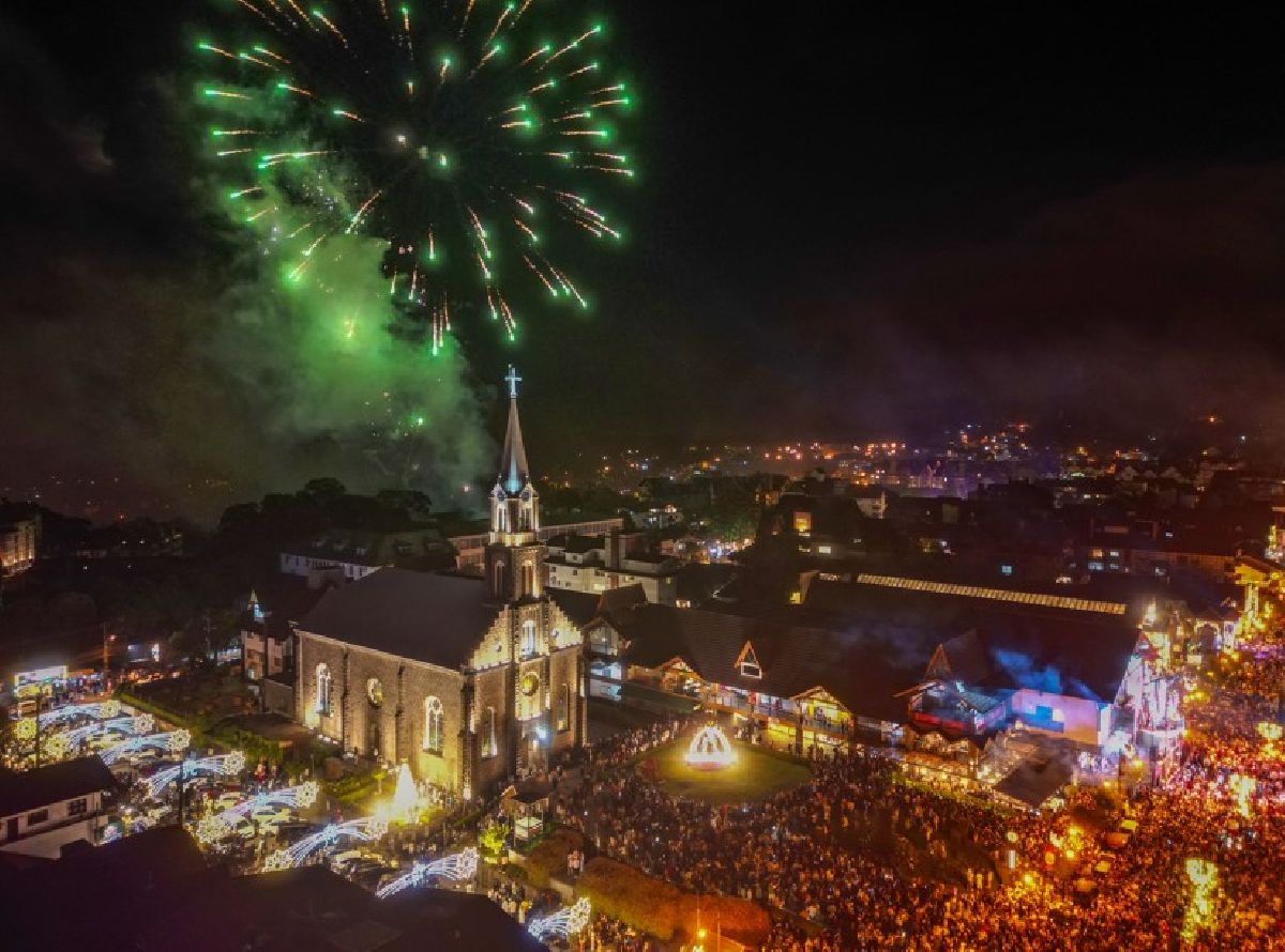 Noite de Réveillon do Natal Luz terá O Grande Desfile de Natal e show de samba