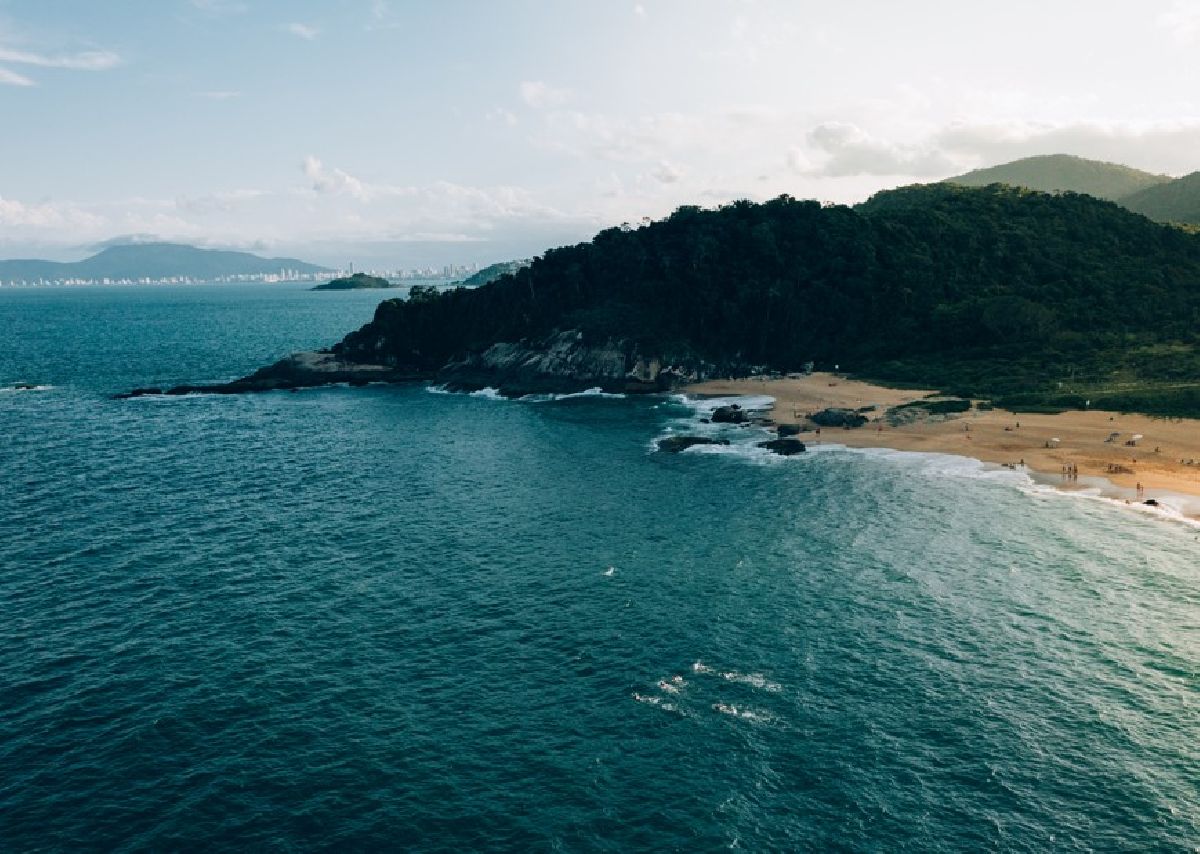 Praia do Estaleirinho conecta natureza e tranquilidade a um dos destinos mais procurados do país