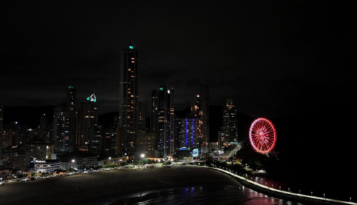 Ano Novo Chinês é celebrado em Balneário Camboriú com show de luzes na FG Big Wheel